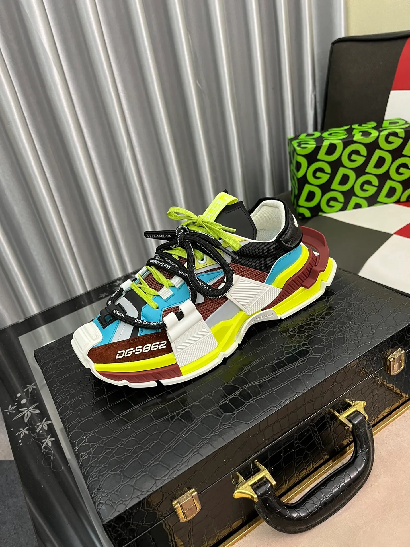 Ex-factory price 680⌚️⌚️Dolce&Gabbana Dolce & Gabbana space series D&G dad shoes, casual sports shoes for couples, original purchase, development and production. The DG TOGETHER series is designed with the new generation of young people, the source of inspiration from the brand DNA’s modern perspective, as the starting point for design. Brand new Space calfskin and suede leather sneakers, embellished with technical fabric details, 3M reflective leather splicing, integrating the iconic elements of the brand's two major series: the cool silhouette of the Daymaster series and the smart temperament of the NS1 series. Exquisitely packaged at the delivery counter🛍📦 ▪️ Fabric: Original customized cowhide + technical mesh ▪️ Lining: imported terry velvet ▪️ Sole: original molded multi-material combination ▪️ Bottom thickness: 5CM ▪️ Size: Women's 35-40 / Men's 38-46
